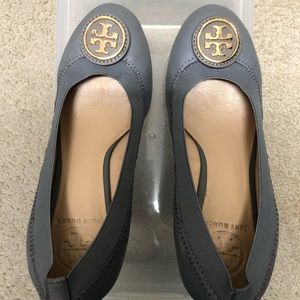 GUC Tory Burch gray leather wedge
